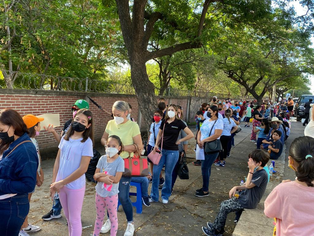 $!En medio de quejas y una larga fila, transcurre primer día de vacunación contra Covid a niños en Culiacán