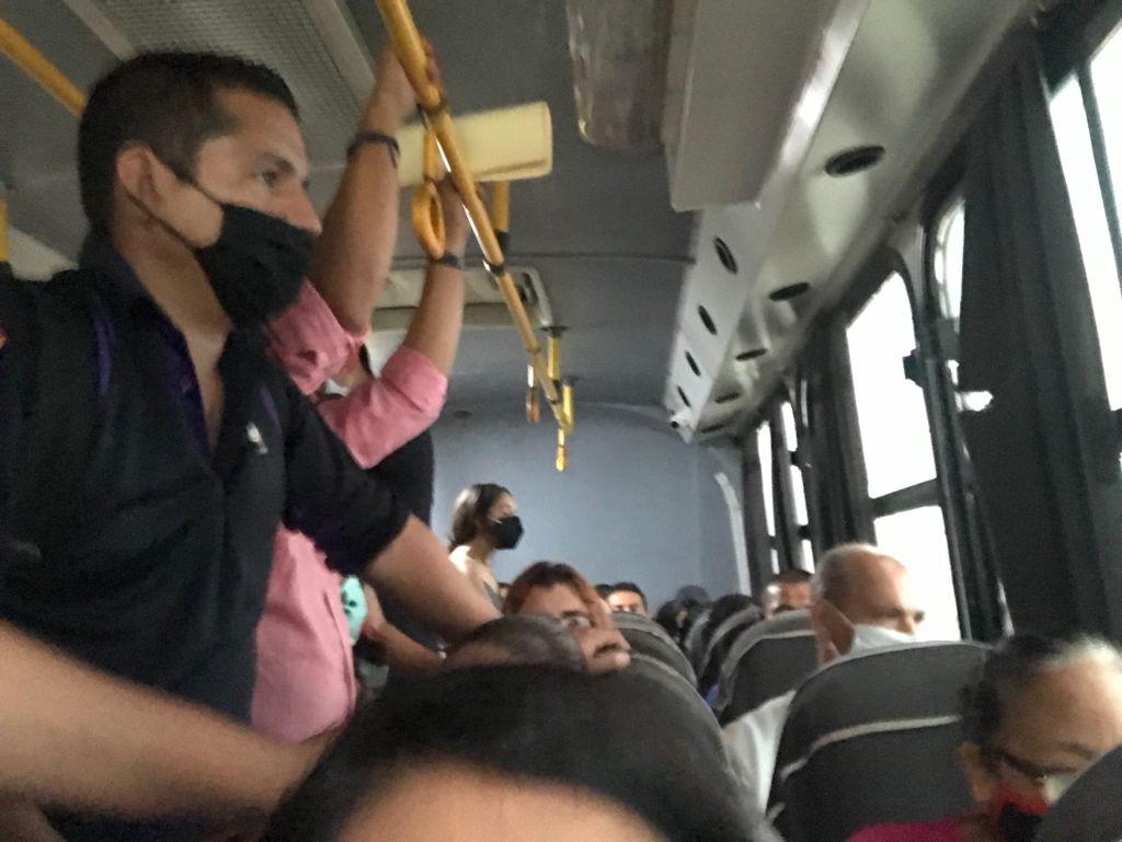 $!Descuidan protocolos sanitarios en transporte público de Mazatlán