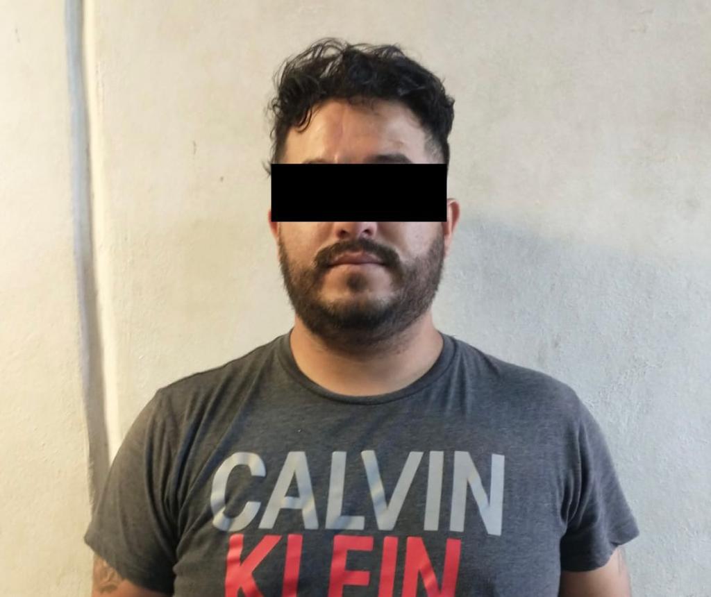 $!Policía de Mazatlán captura a motociclista con 12 paquetes de goma de opio