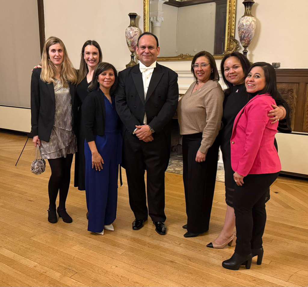 $!El tenor sinaloense con el equipo de Nueva Vida, Alejandra Hurtado de Mendoza, Brenda Roig, Ana Quijada, Sara Asad, Wendy Hernández y Claudia Campos Galván.