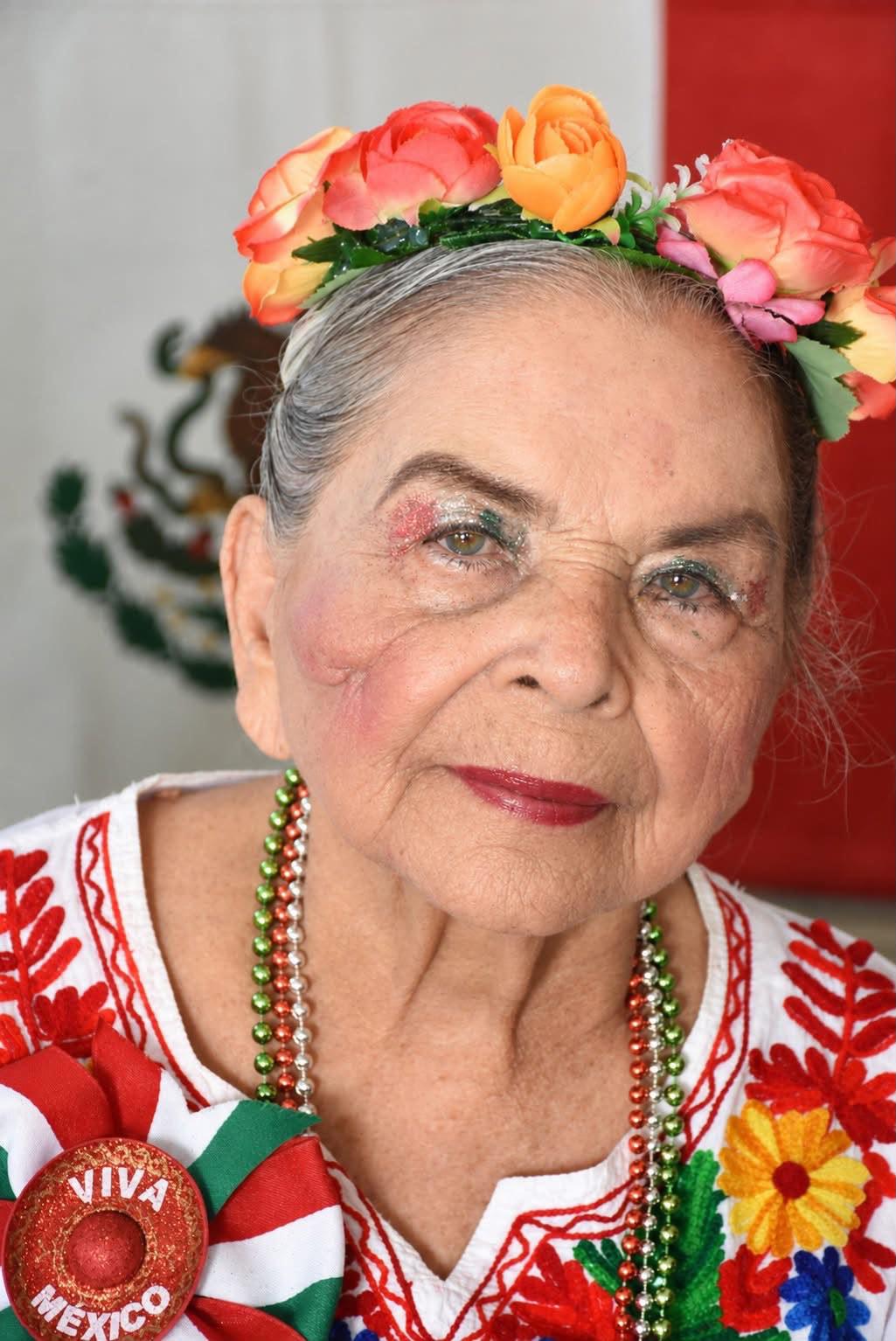 $!Los abuelitos lucieron los colores patrios en sus vestimentas.