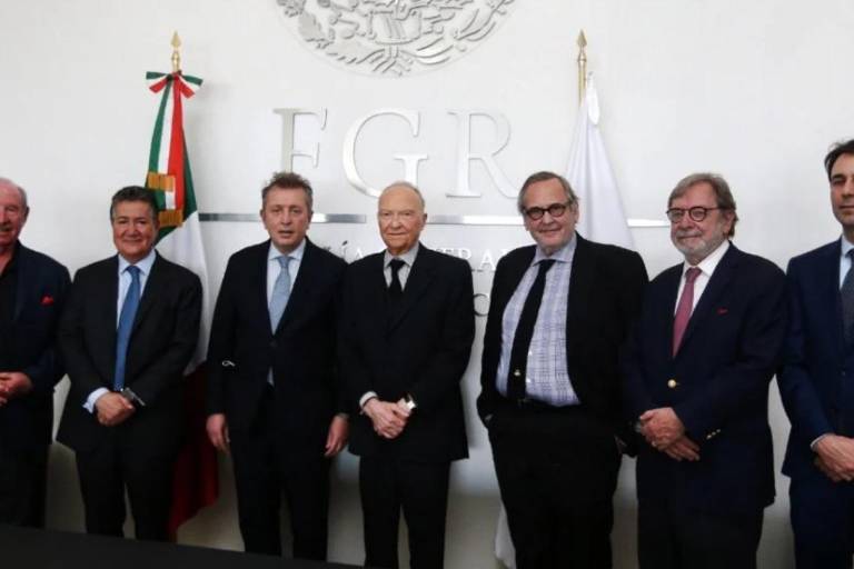 Reaparece Alejandro Gertz Manero tras someterse a operación