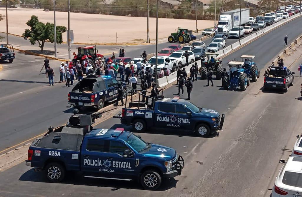 $!Maiceros toman Culiacán y paralizan el Aeropuerto