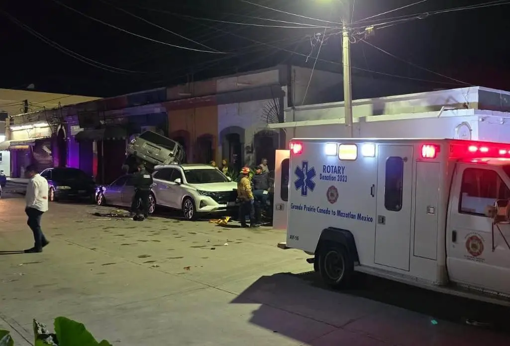$!Vuelca camioneta en Villa Unión y conductor resulta lesionado