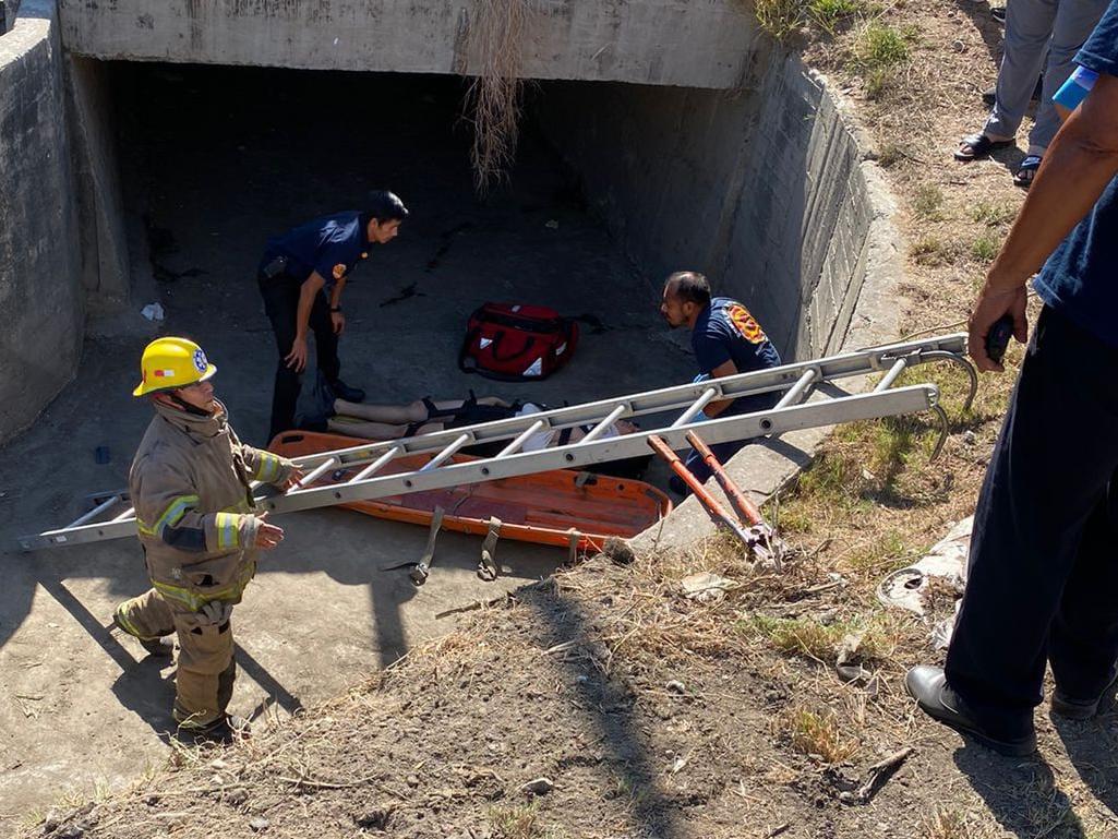 $!Automóvil derriba luminaria y cae a canal pluvial en Mazatlán