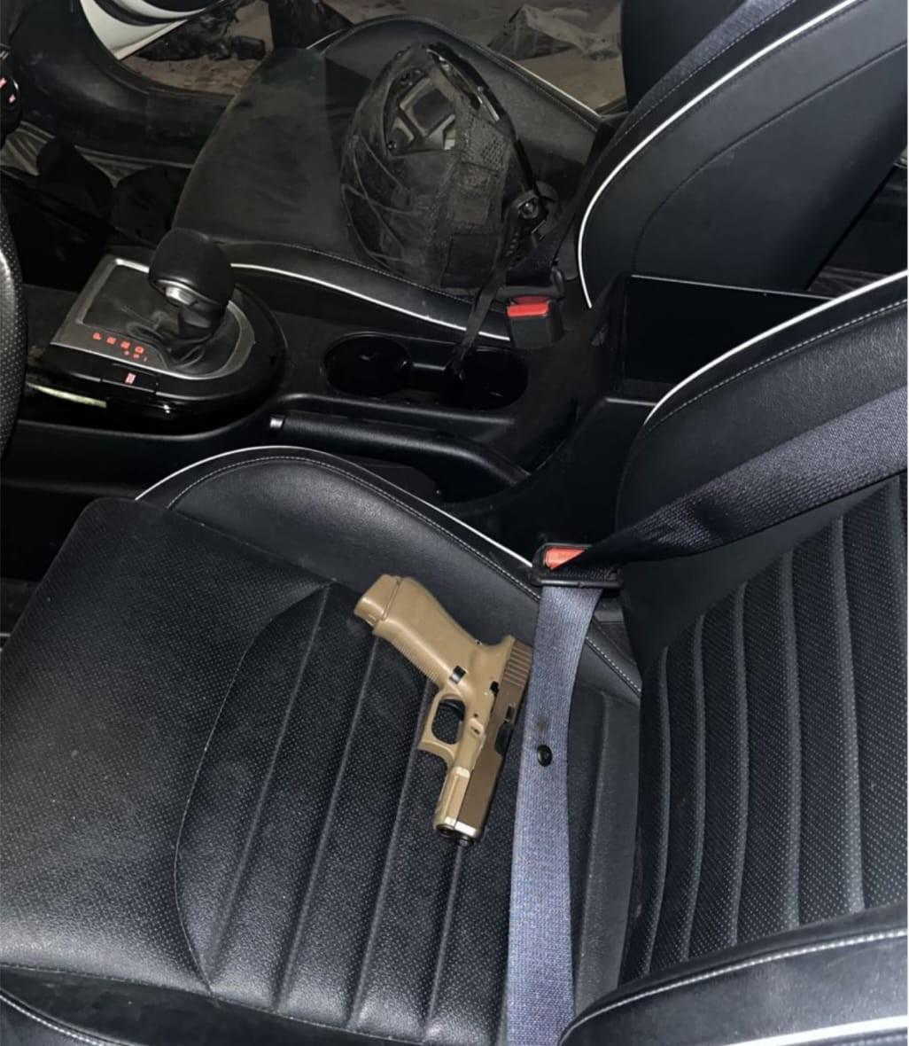 $!Aseguran vehículo con un arma de fuego, municiones y ponchallantas en su interior