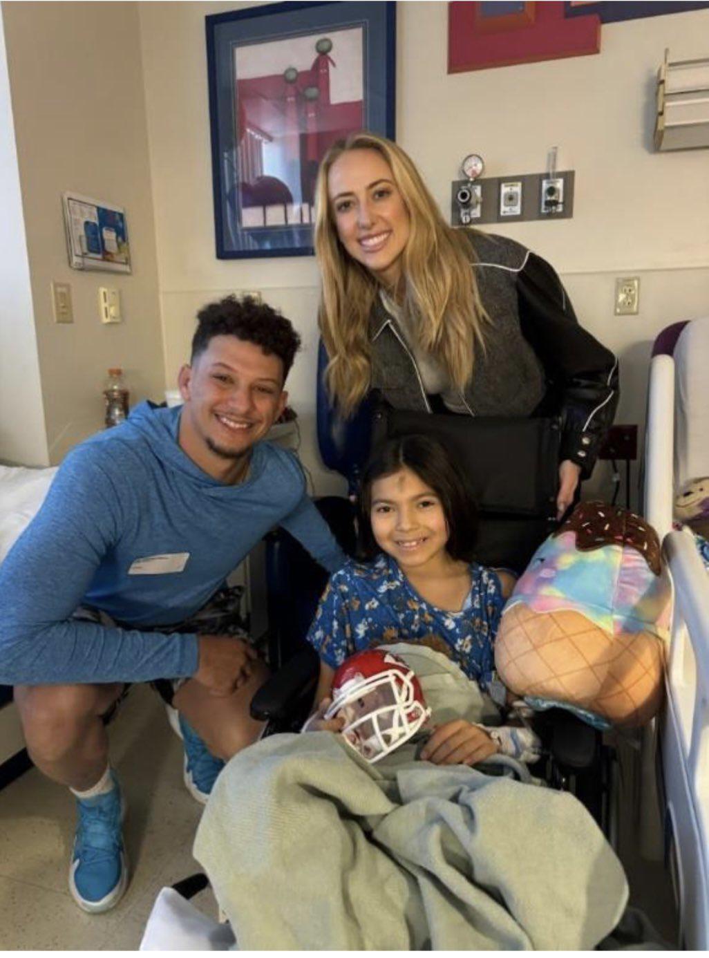 $!Patrick Mahomes visita el hospital para apoyar a niñas heridas en desfile de Chiefs