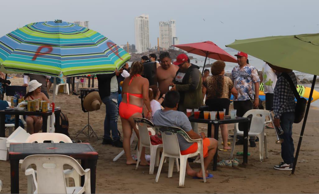 $!Tienen playas de Mazatlán alta afluencia durante segundo día vacacional