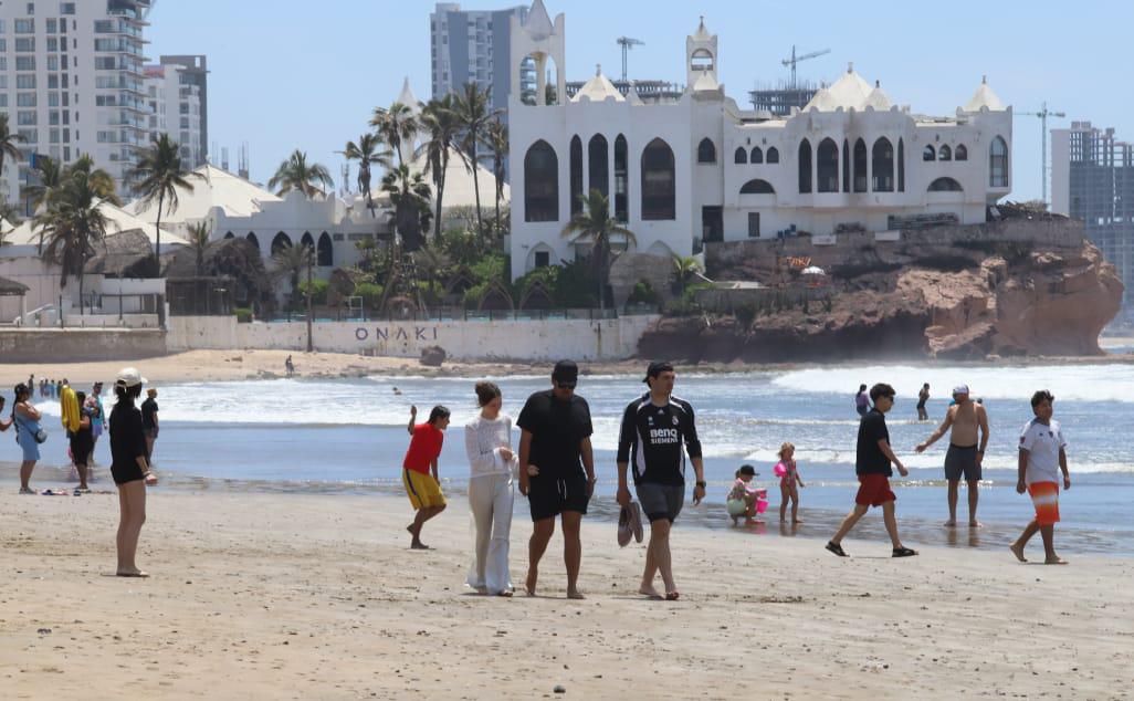 $!Continúa afluencia de visitantes en zona turística de Mazatlán
