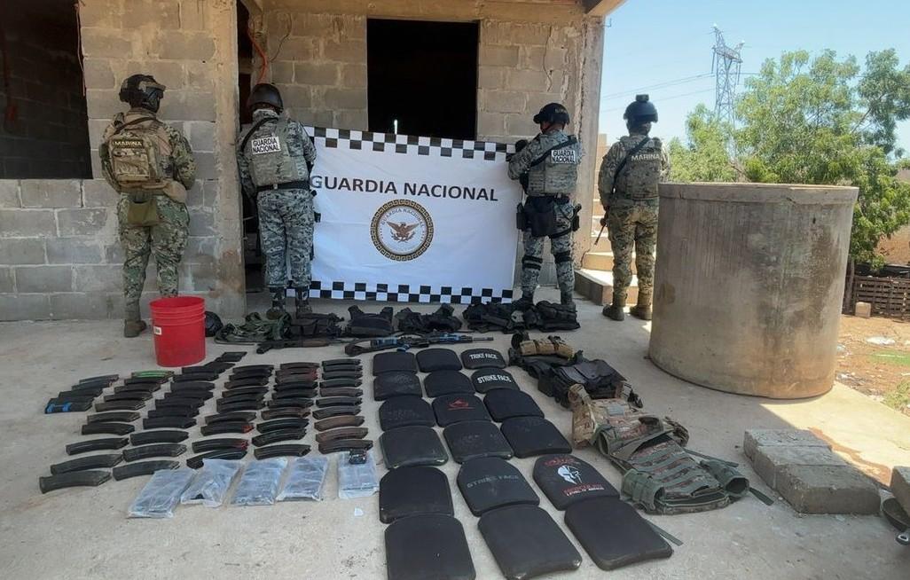 $!Marina decomisa artefactos explosivos, armas largas, cargadores, cartuchos, droga y equipo táctico en Mazatlán y Elota