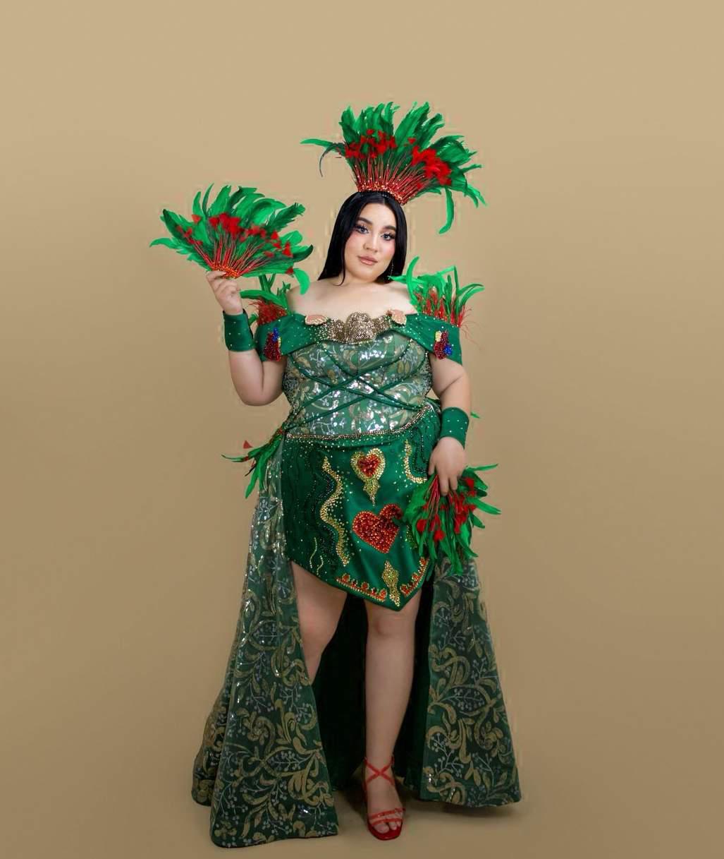 $!El traje típico de Arely Rangel Ortiz estuvo inspirado en Cuataquell, una diosa relacionada con el renacimiento, y fue diseñado por Elena Lamarque.