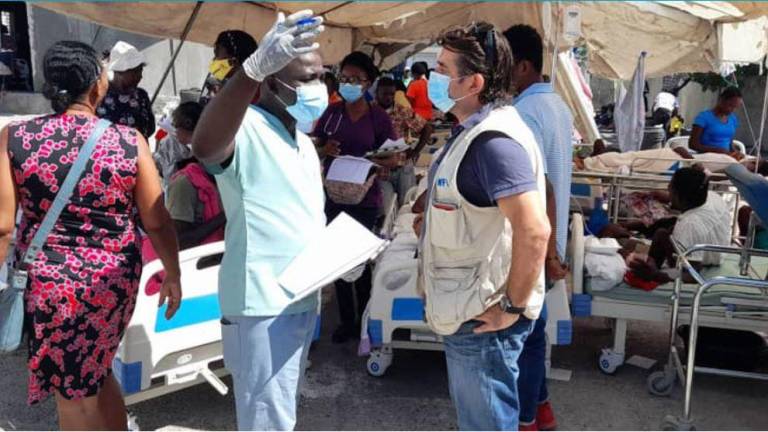 El responsable del Programa Mundial de Alimentos en Haití, Pierre Honnorat, habla con los empleados del hospital Sainte Antoine en la localidad haitiana de Jeremie tras el terremoto registrado el sábado.