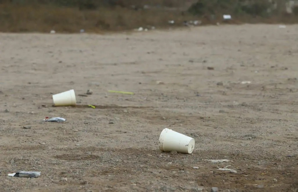$!Tras el fin de semana largo, escollera del Faro, en Mazatlán, amanece con basura
