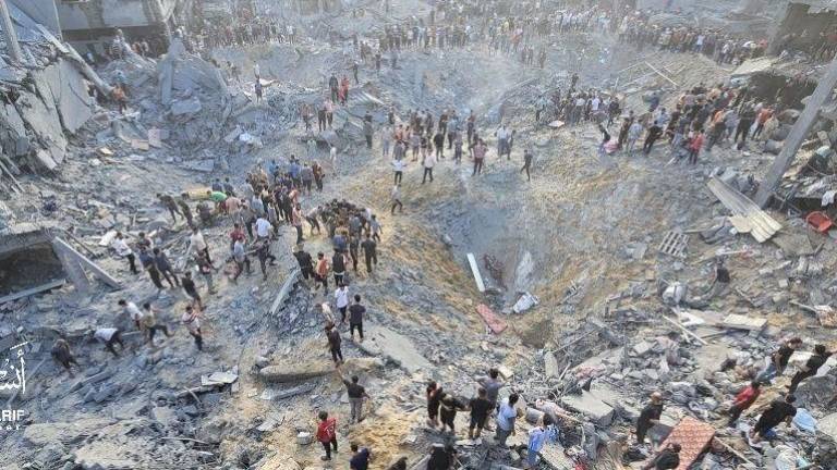 El Ministerio de Salud de Gaza dijo que más de 50 personas murieron y decenas más resultaron heridas en el bombardeo israelí en el campo de refugiados de Jabalia.