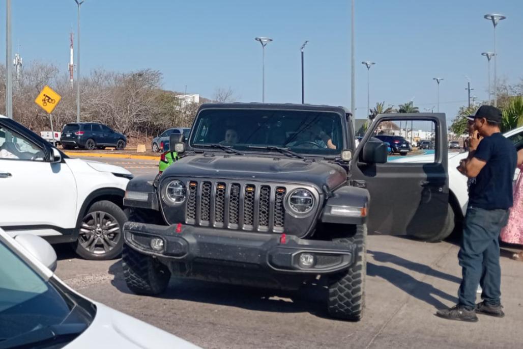 $!Choque entre dos vehículos deja cuantiosos daños materiales en Mazatlán