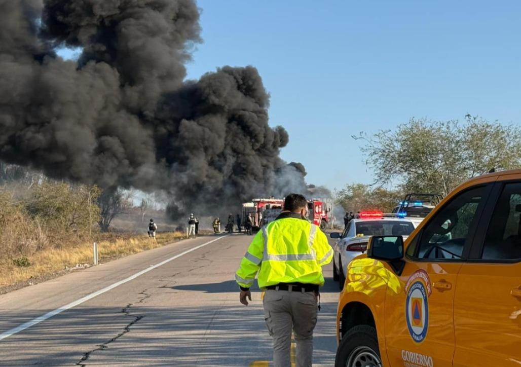 $!Incendio de tráiler provoca cierre de la autopista Tepic-Mazatlán; no se reportan personas lesionadas