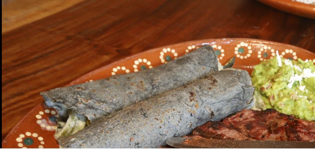 $!Los tradicionales burros prietos rellenos de rajas de poblano en crema.