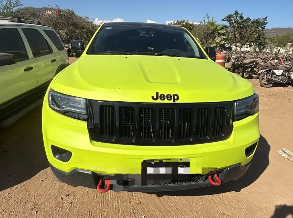 $!Detienen y sancionan a 4 culiacanenses tras subir camioneta al malecón de Mazatlán