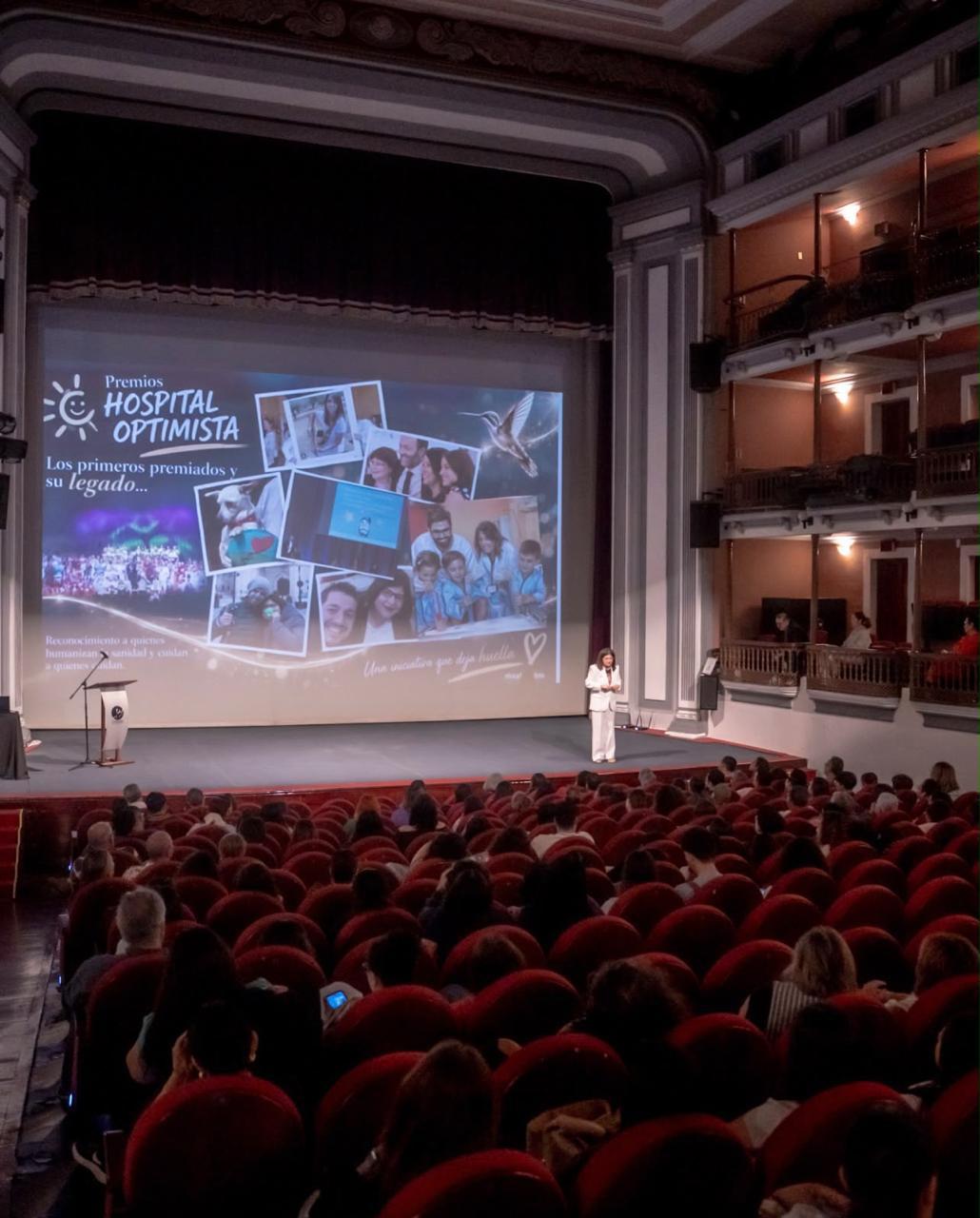 $!Carmen Soler Pagán imparte conferencia sobre salud mental y neurofelicidad en el Teatro Ángela Peralta