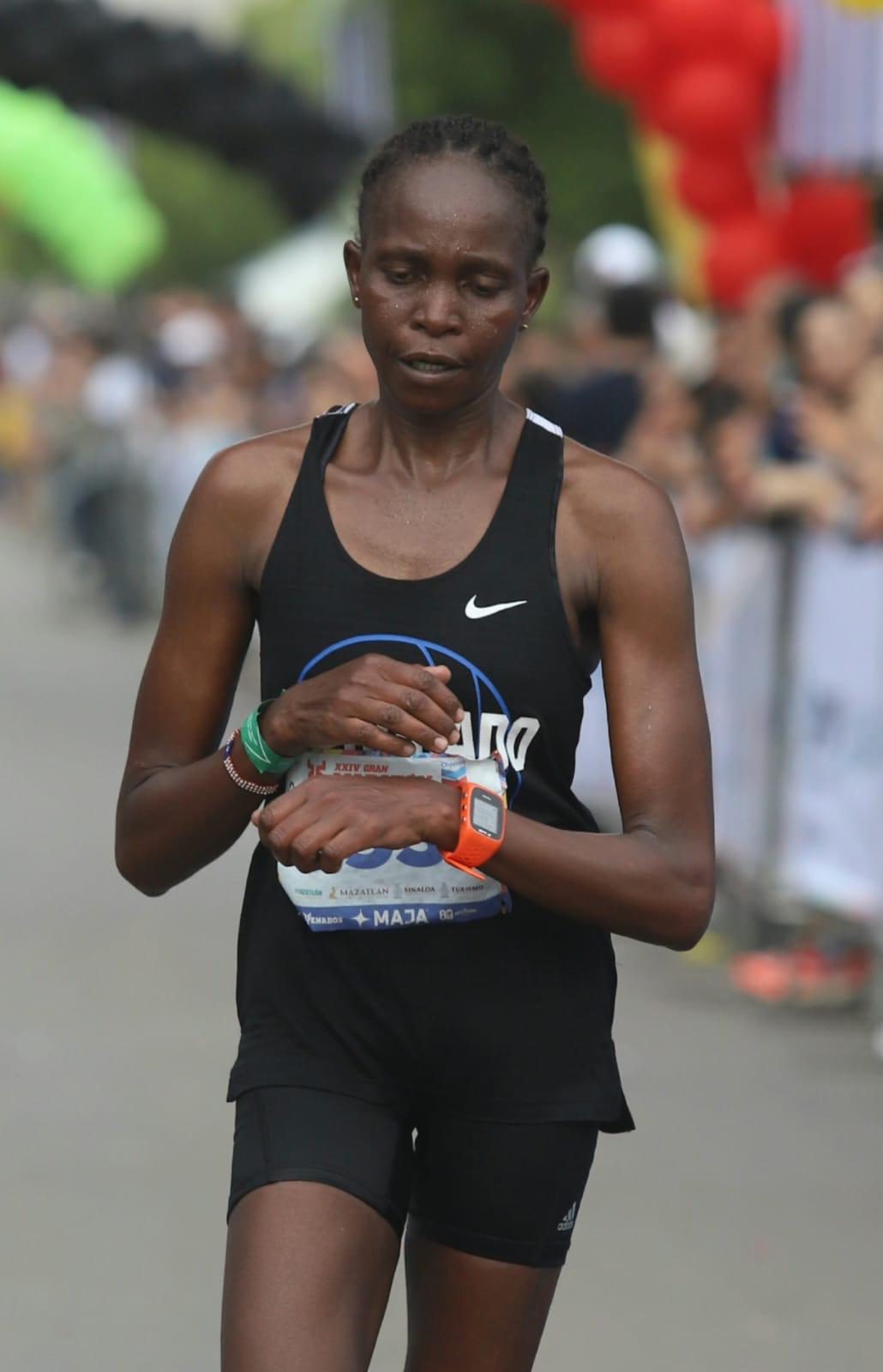 $!Marijosé Solís conquista los 42K y pone en alto a México en el Gran Maratón Mazatlán