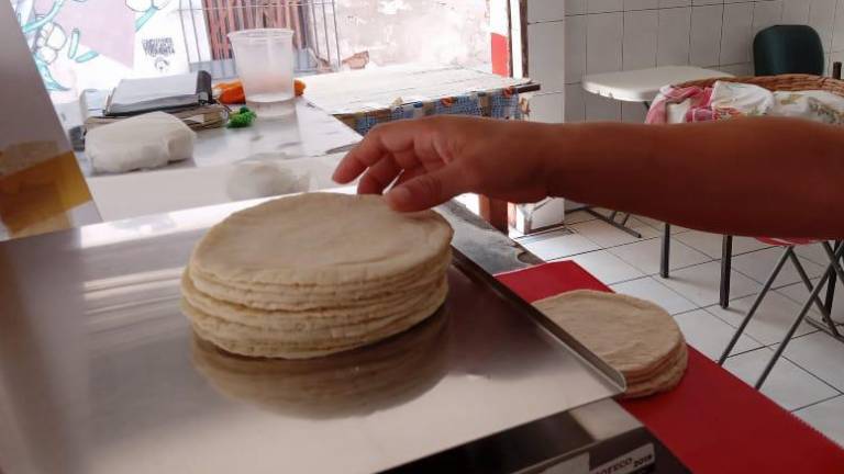 En algunas tortillerías de Culiacán desde este lunes se cobra el kilo de tortillas en 25 pesos, un aumento de dos pesos al precio anterior.