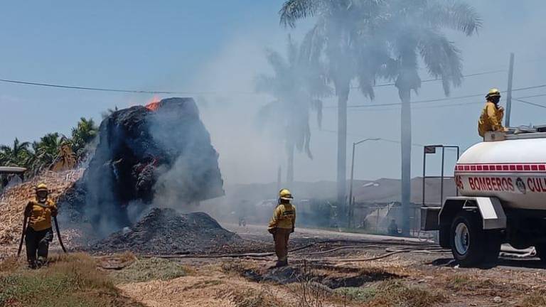 Bomberos de Culiacán llegaron al lugar para controlar el incendio de las pacas.