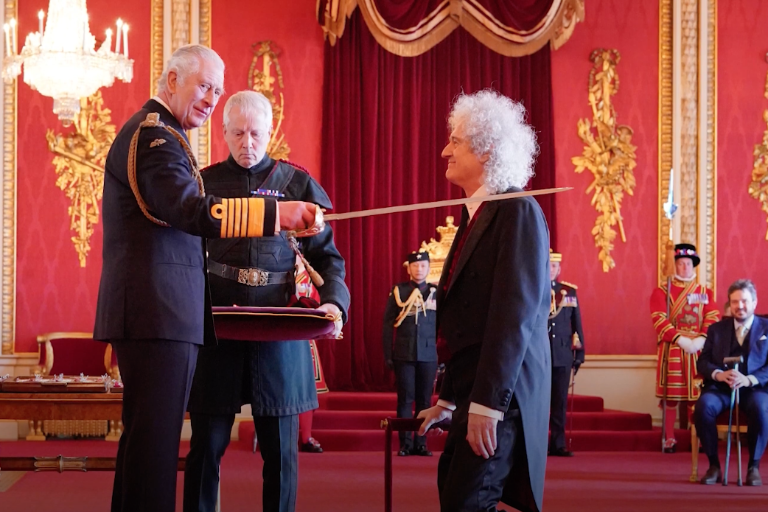 Brian May, de Queen, es nombrado caballero por el Rey Carlos III