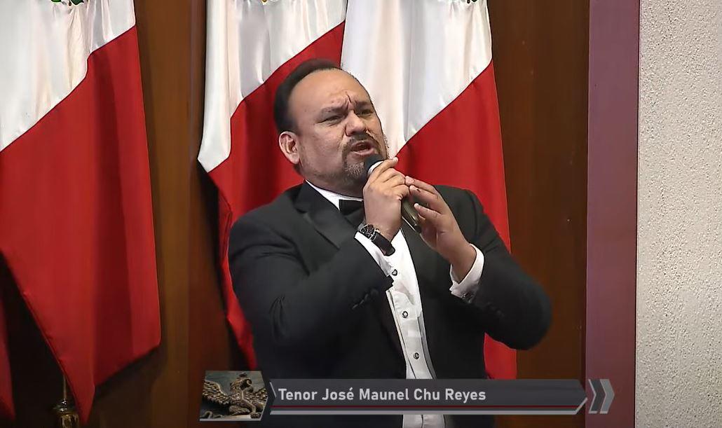 $!El tenor José Manuel Chu interpreta ‘Cantares’ en la toma de protesta de Rubén Rocha Moya como Gobernador de Sinaloa
