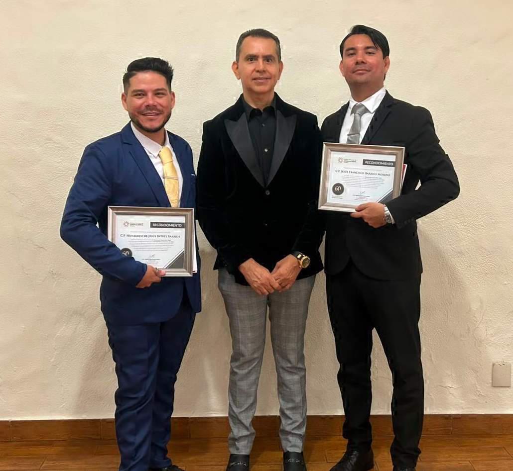 $!Miguel Ángel Álvarez Cañedo, presidente de la agrupación, entregó reconocimientos a los ganadores Humberto de Jesús Batres y Jesús Francisco Barrios.