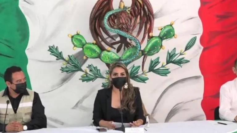 Evelyn Salgado aparece en acto con Bandera de México alterada; la serpiente forma una ‘S’