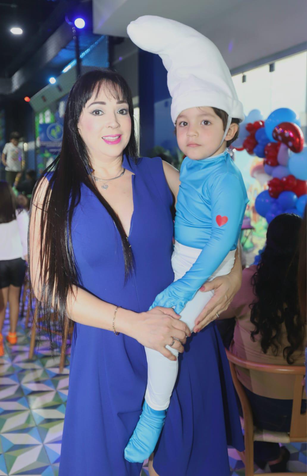 $!Rosa Alicia tiene en brazos a Alfred Thomas.