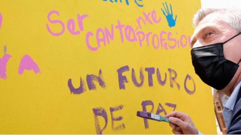 El Alto Comisionado de la ONU para los Refugiados, Filippo Grandi, escribe en un mural del Centro de Integración Social La Milagrosa, en Colombia.