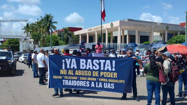 Trabajadores de la UAS se manifiestan en el Congreso para defender al Rector