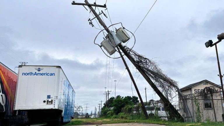 Las tormentas en Houston dejaron postes de luz en mal estado.