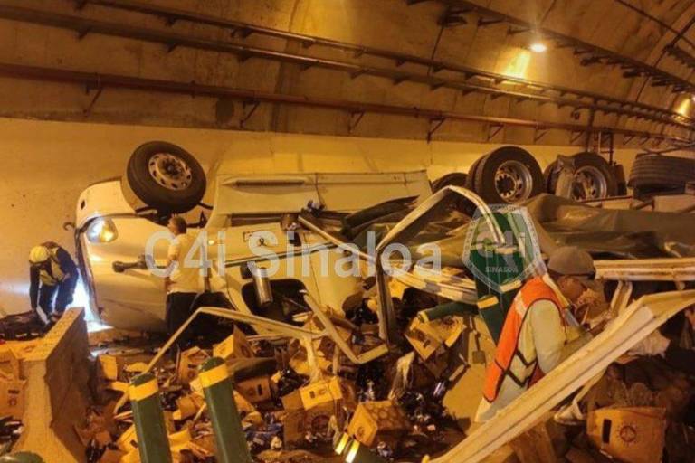 Vuelca tractocamión en túnel de la Mazatlán-Durango y muere chofer; accidente provoca el cierre de la supercarretera