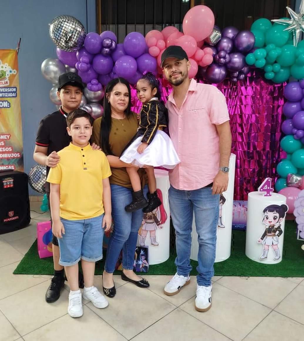 $!Valeria entre sus primos, Cirito y Mateo, y sus tíos Judith y Ciro Martínez.