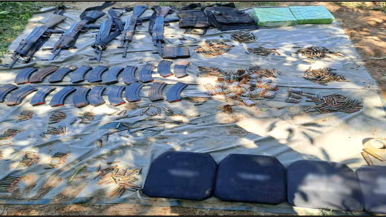 Elementos del Ejército resguardan las armas y cartuchos asegurados en la comunidad de Siqueros.