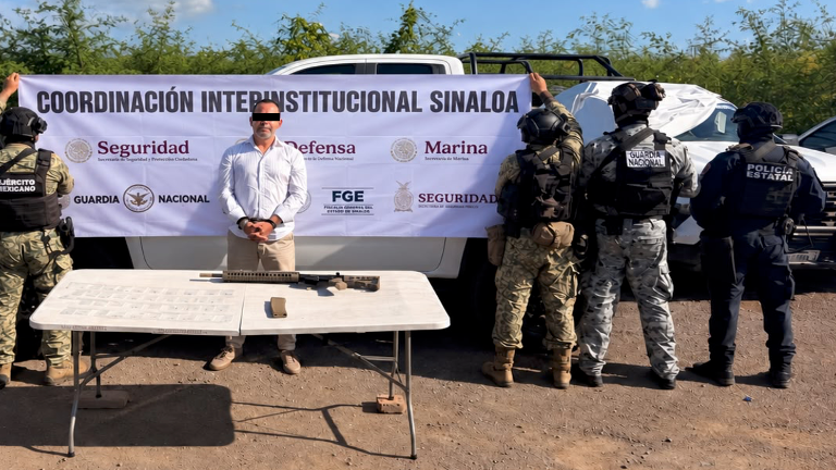 Autoridades detuvieron a un hombre en Villa Unión y aseguraron 206 dosis de fentanilo y un arma larga.