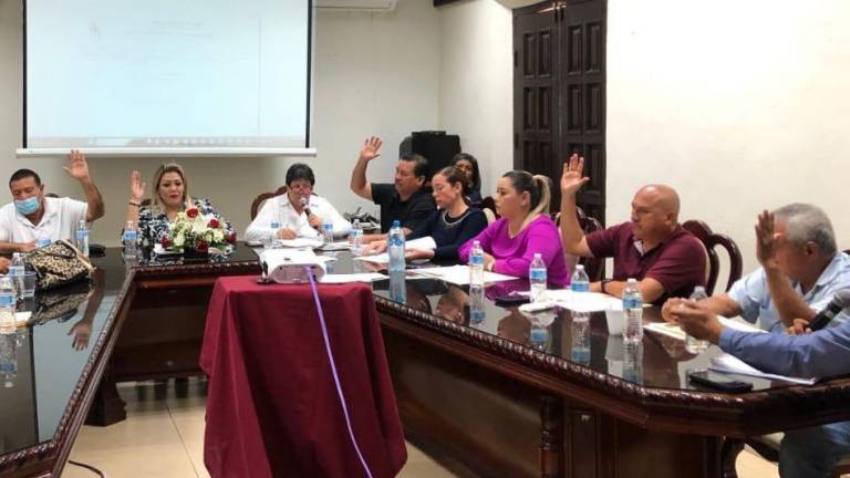 La Presidenta municipal, Regidores y el Síndico procurador escucharon la propuesta del Tesorero Municipal.