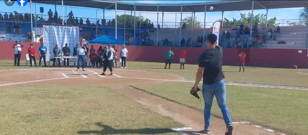 $!Adrián Ulises Hernández lanza la primera bola en inauguración de Ligas de Beisbol de Escuinapa