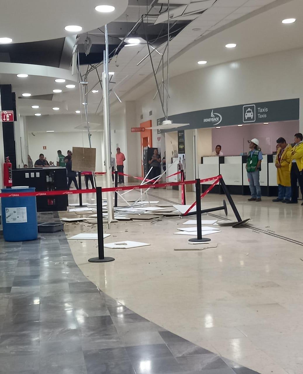 $!Lluvia en Mazatlán provoca retraso en vuelos y caída del plafón en la terminal