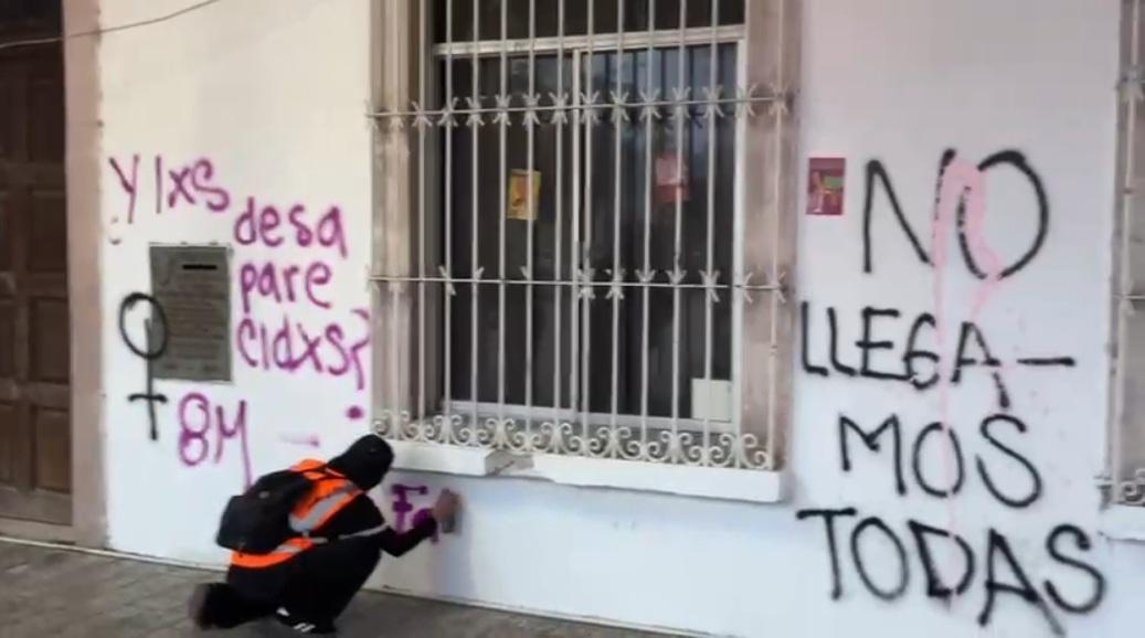 $!Marchan en Mazatlán por el 8M y terminan pintando edificios