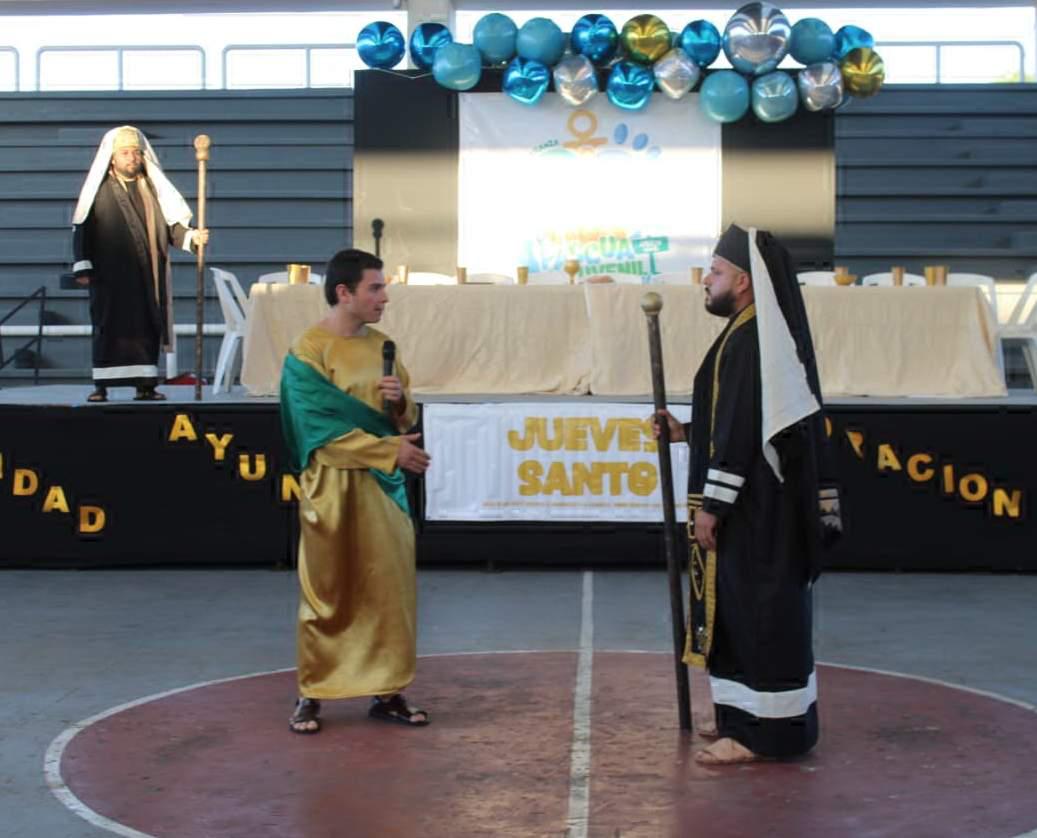 $!Rodolfo Osuna (discípulo) personificó a Judas Iscariote, aquí entre Alejandro García y Ricardo Rodríguez, que representaron a Anás y Caifás.