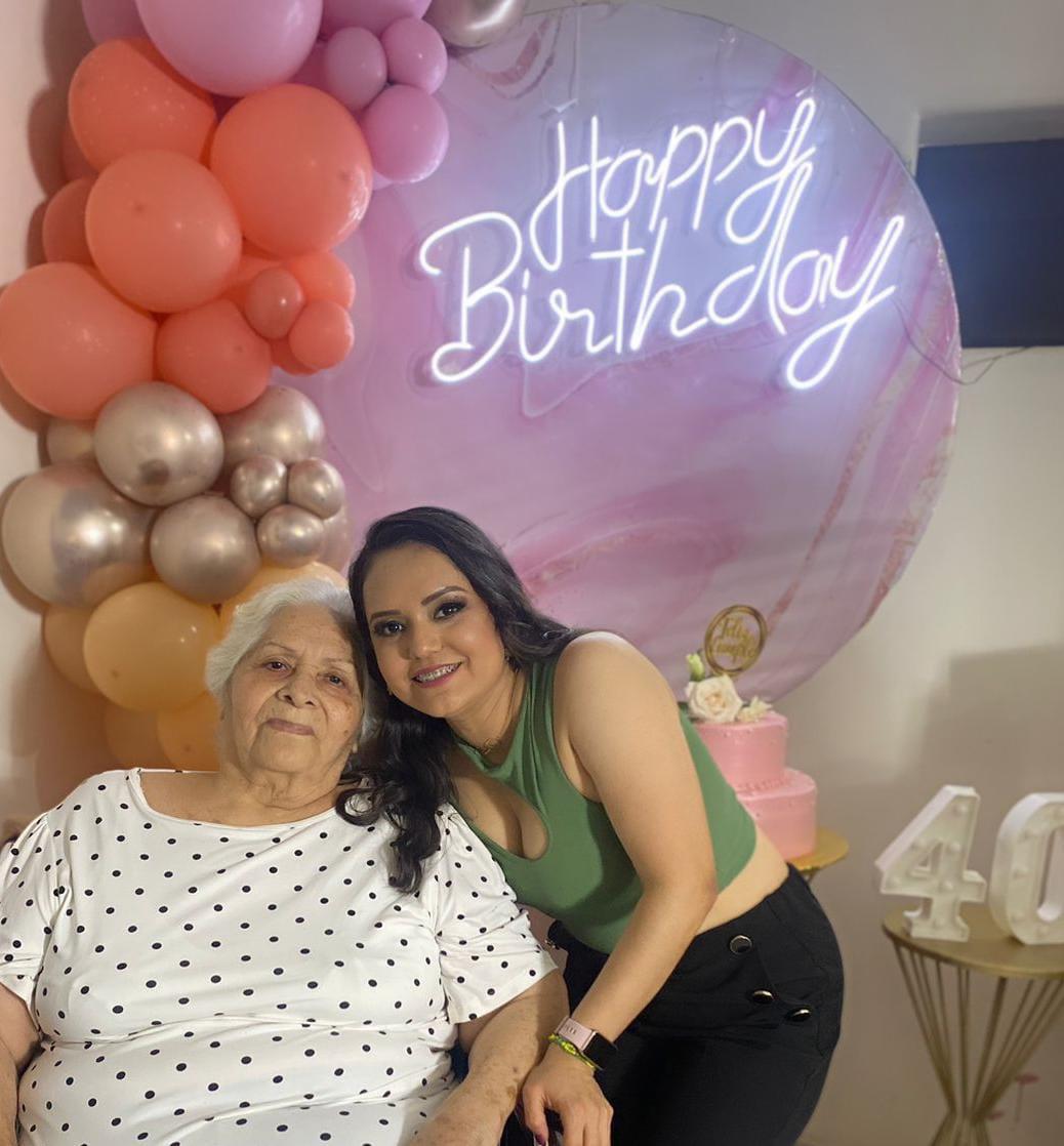 $!Martha Orozco, su abuelita consentida, acudió a felicitarla.