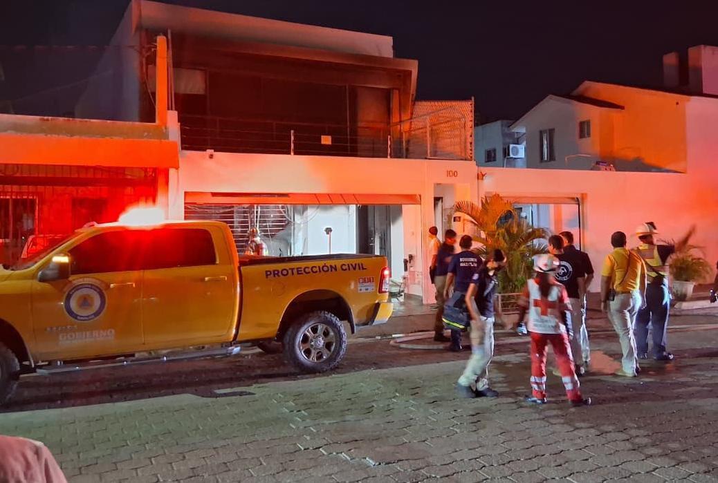 $!Incendio en casa-habitación moviliza a cuerpos de seguridad y emergencia en Mazatlán