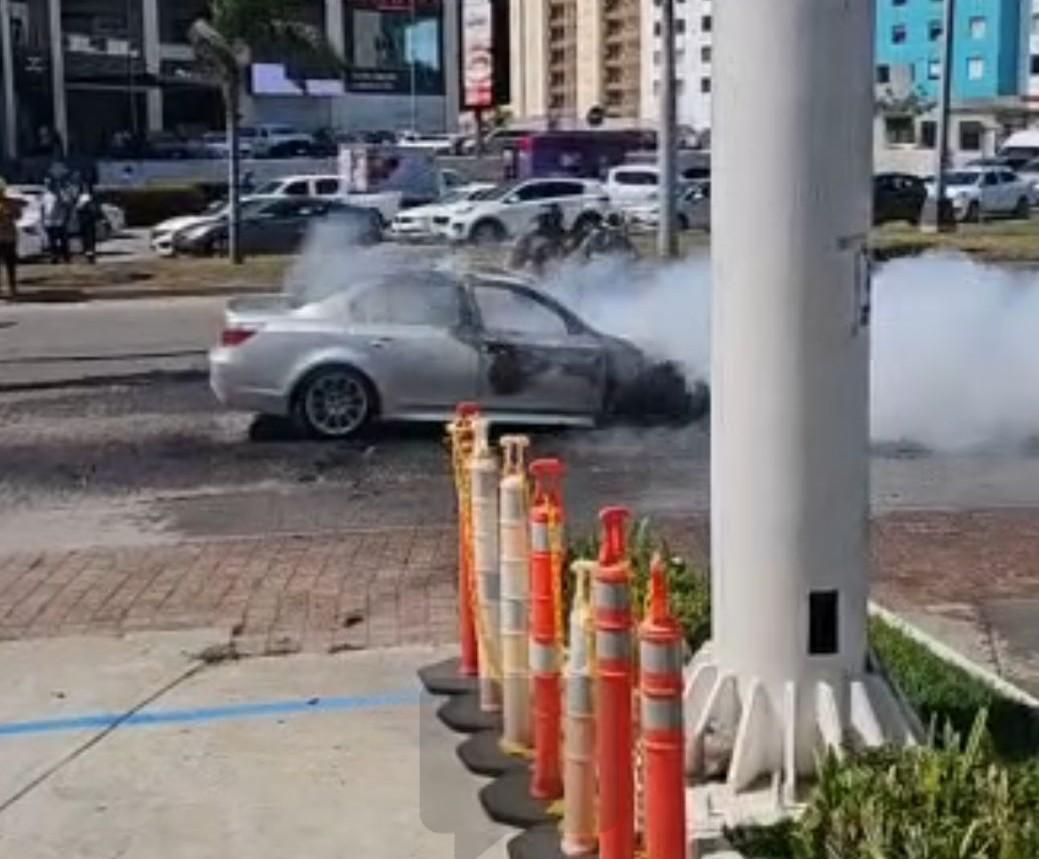 $!Falla eléctrica de un automóvil activa emergencia en la zona de La Marina, en Mazatlán