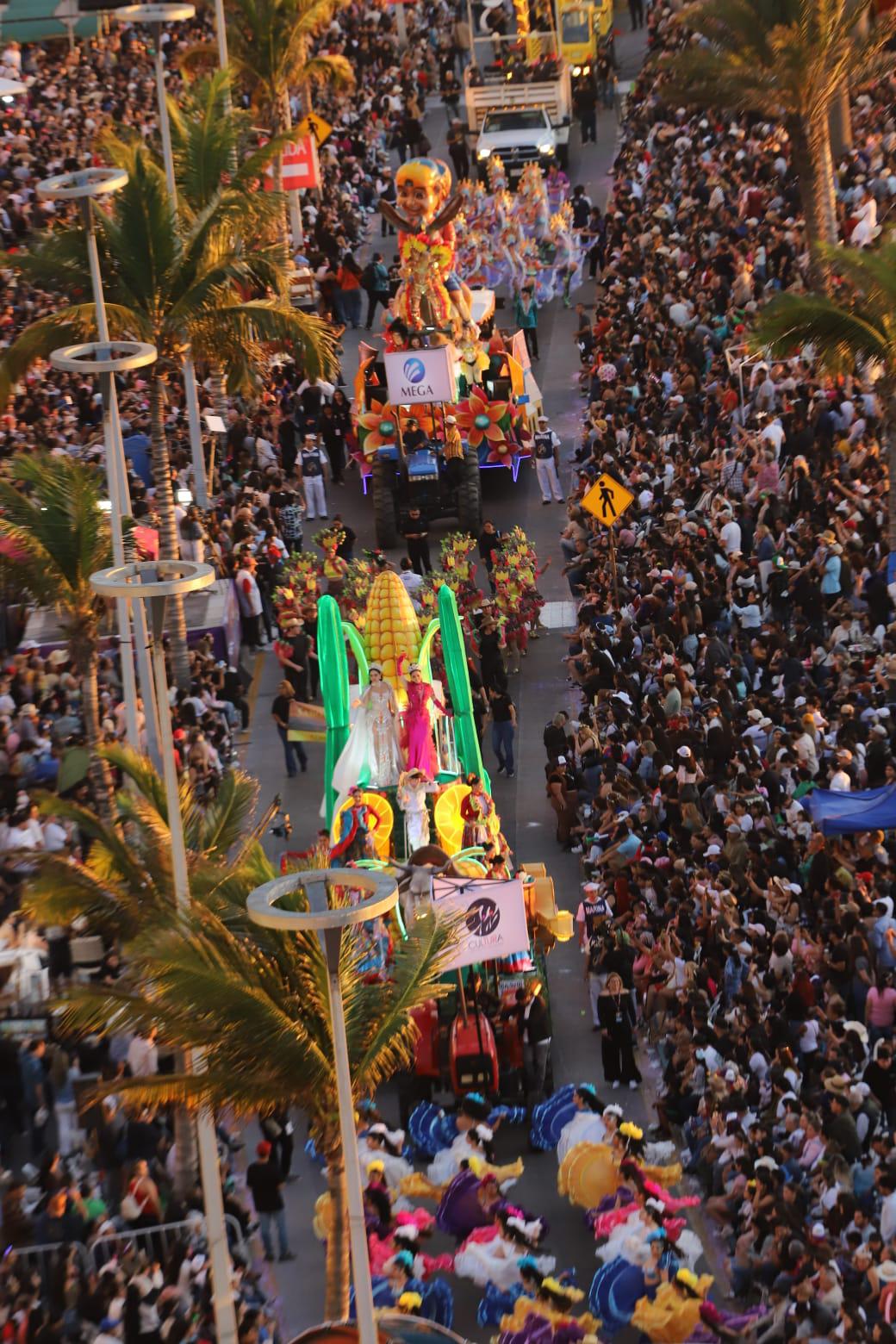 $!Más de 500 mil personas llenan el malecón en el primer desfile del Carnaval de Mazatlán 2026