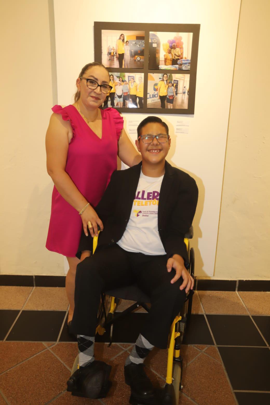 $!Nancy Estrada junto a su hijo Eduardo Quiñones Estrada.