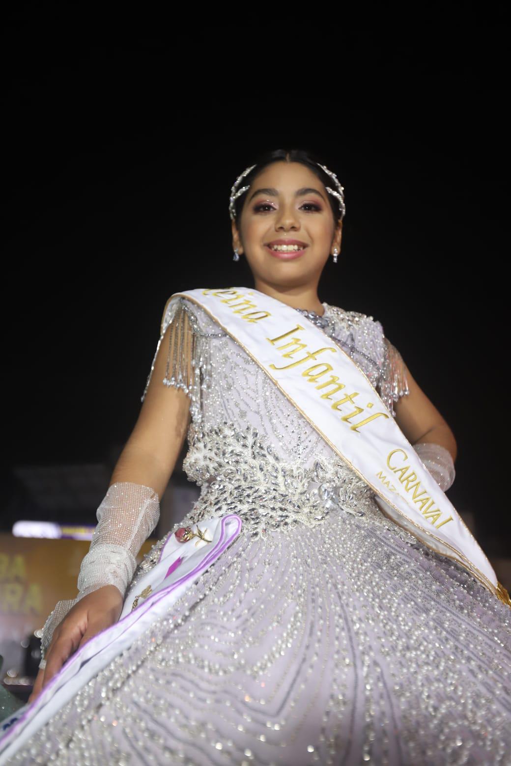 $!La nueva Reina Infantil 2026, Eileen Cruz agradece el apoyo de su porra lila tras darse a conocer los resultados del cómputo final.