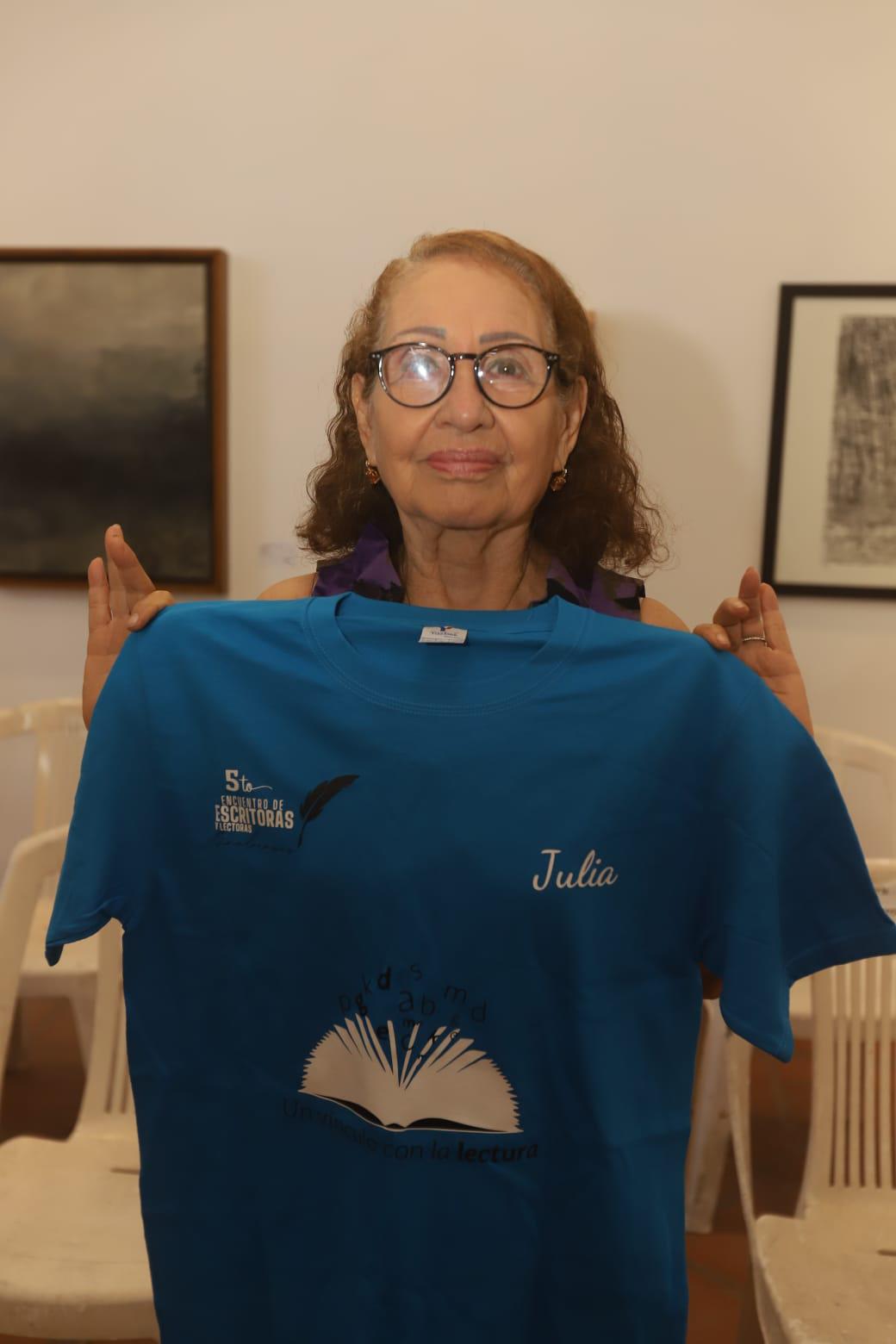 $!Julia Rocha muestra la playera del evento.